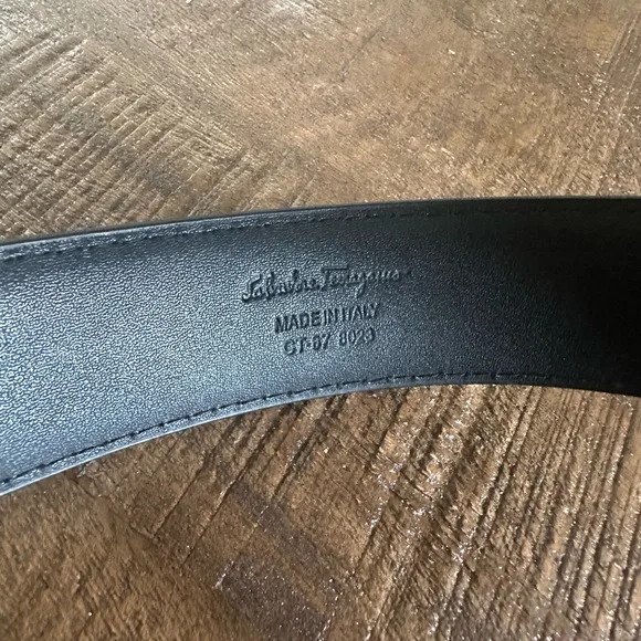 Salvatore Ferragamo Belt classic matte black buckle emblem w/ leather belt - Picture 3 of 6
